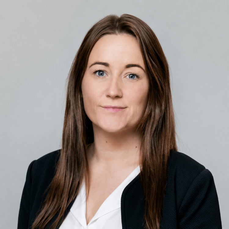 Mimmi Granli smiler forsiktig til kamera