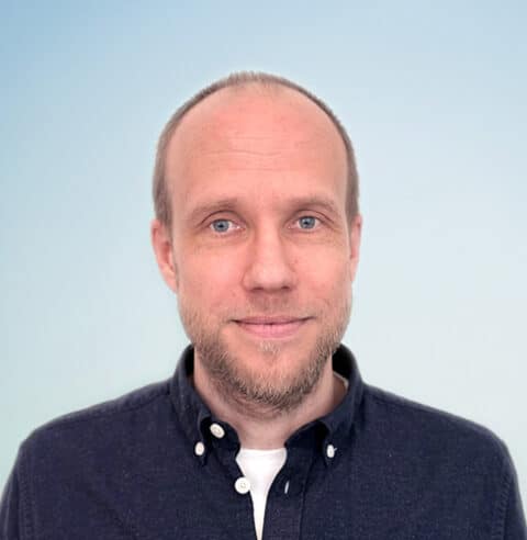 Sigurd Skjefstad smiler forsiktig til kamera