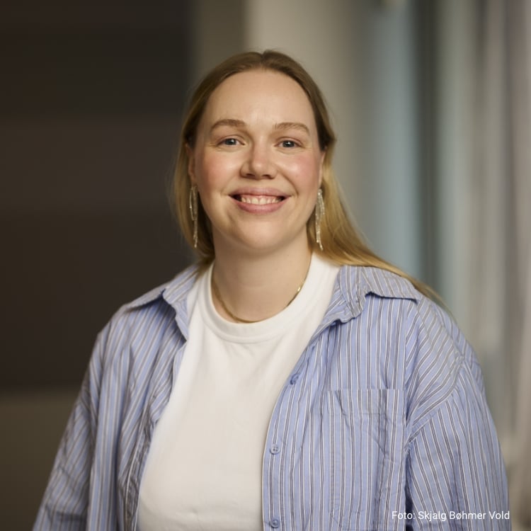 Malin smiler til kamera