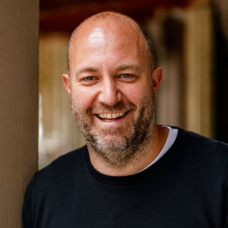 Yngve smiler til kamera