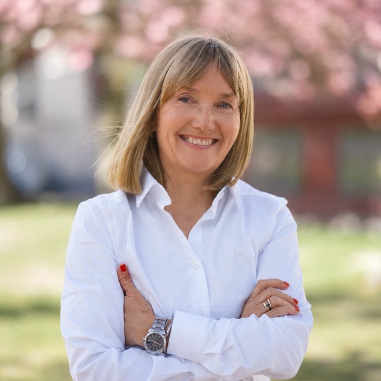 Bente smiler til kamera