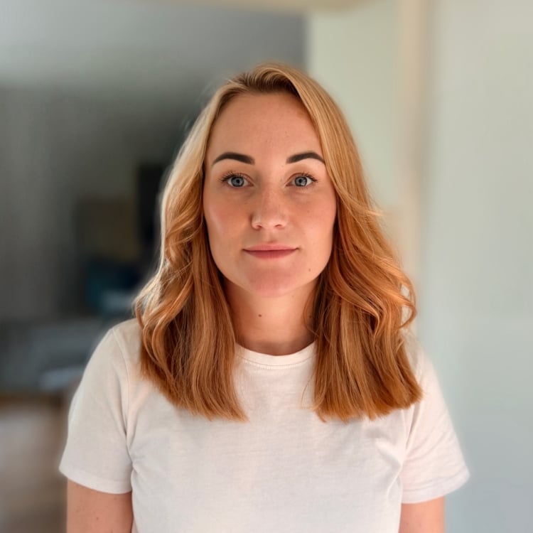 Mimmi smiler forsiktig til kamera